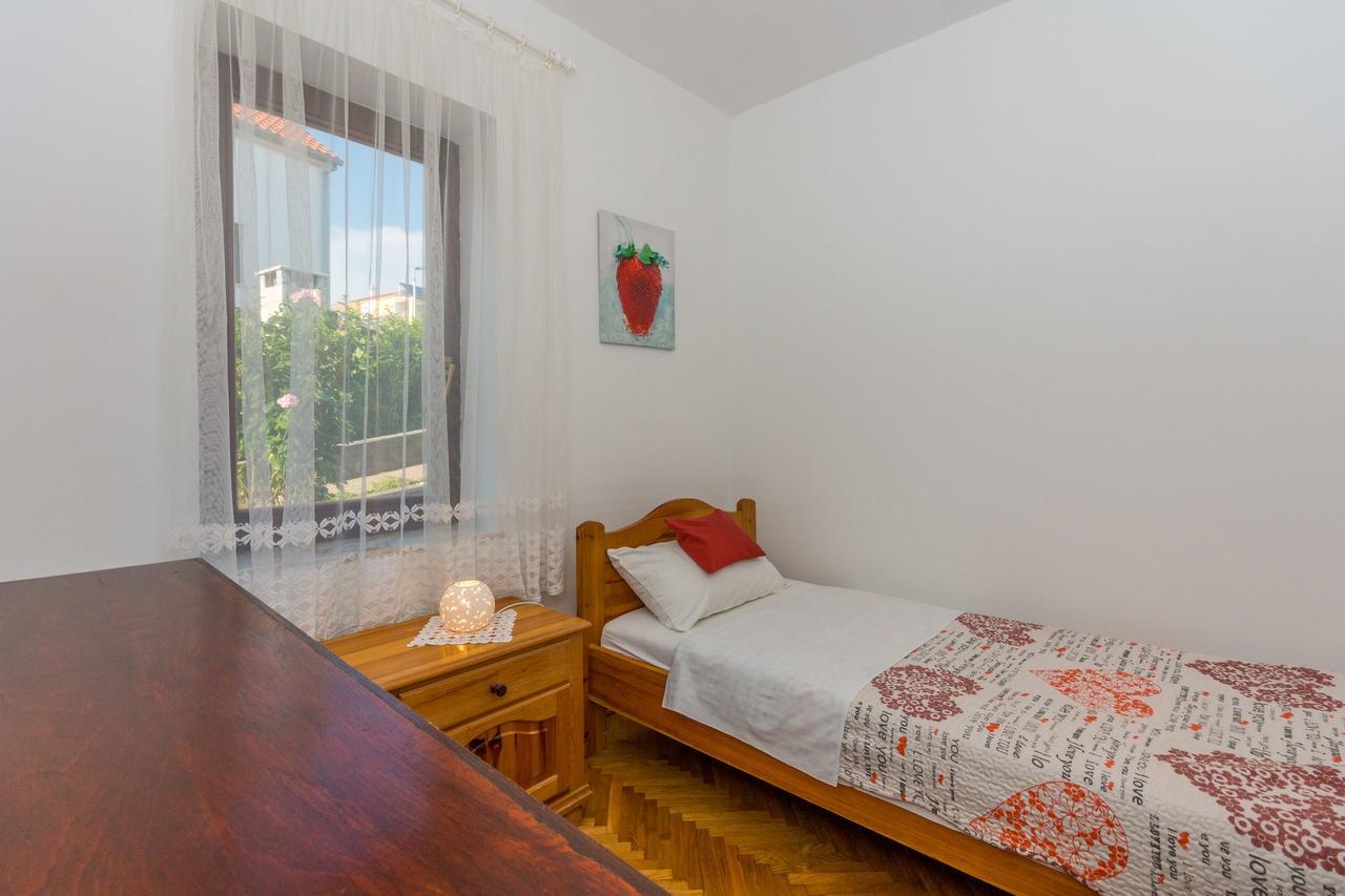 Apartment Domijan By El-Pi Tours Njivice Dış mekan fotoğraf