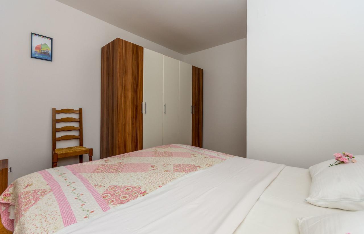 Apartment Domijan By El-Pi Tours Njivice Dış mekan fotoğraf